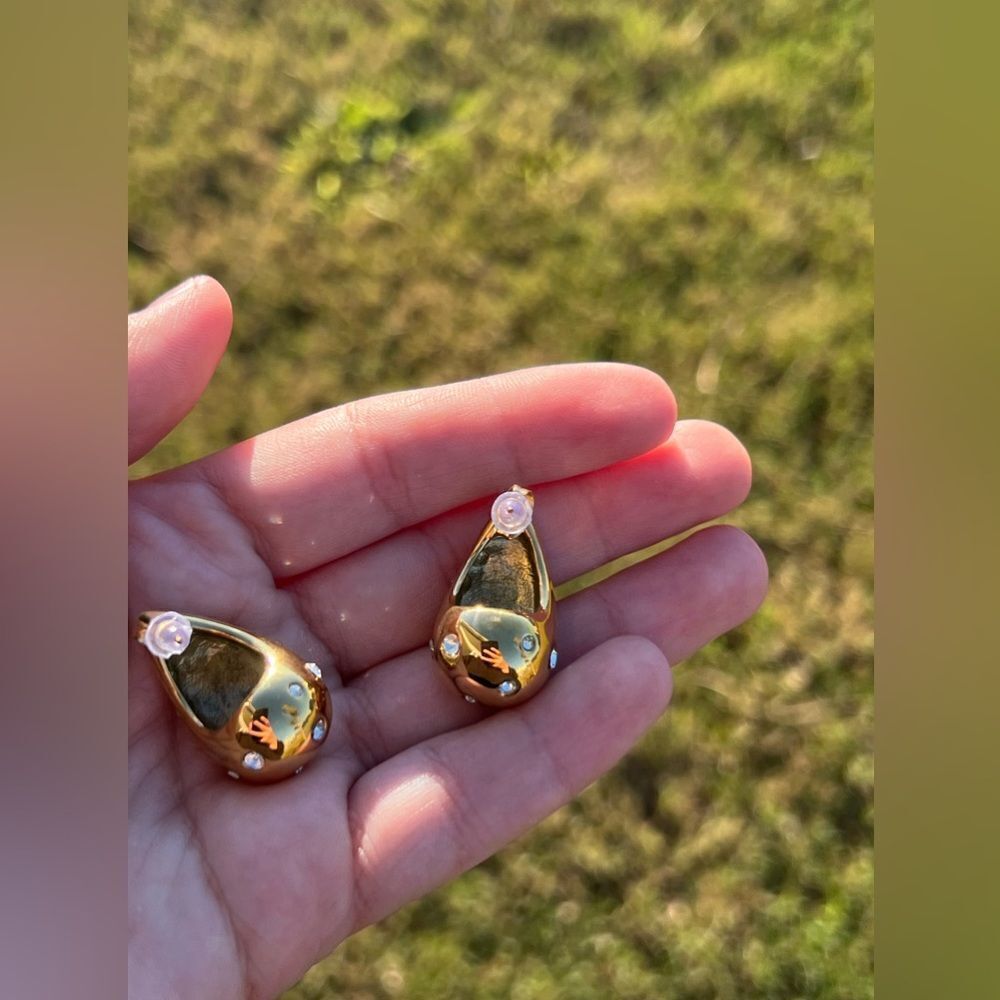 Golden Teardrop Stud Earrings with Crystals. Bloggers favourite - Picture 4 of 9